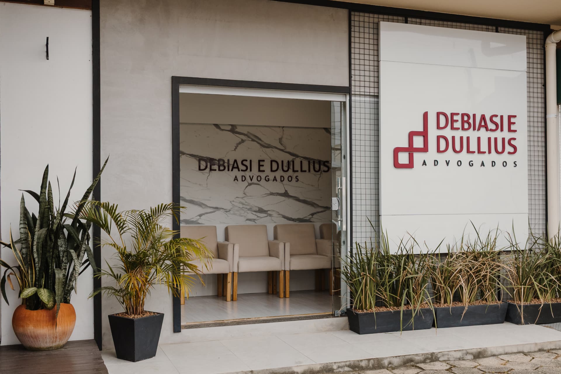Fachada do escritório Debiasi e Dullius Advogados em Palhoça/SC